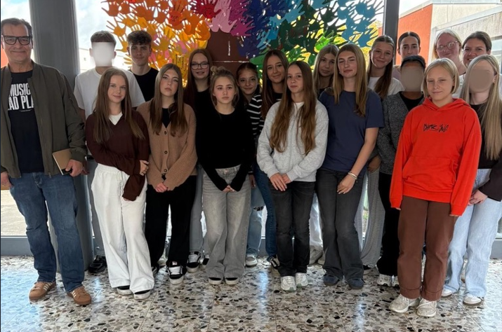 Austausch über Frauenrechte, Toleranz und Nachhaltigkeit: Rembert Stiewe zu Gast bei der AG „Schule ohne Rassismus – Schule mit Courage“